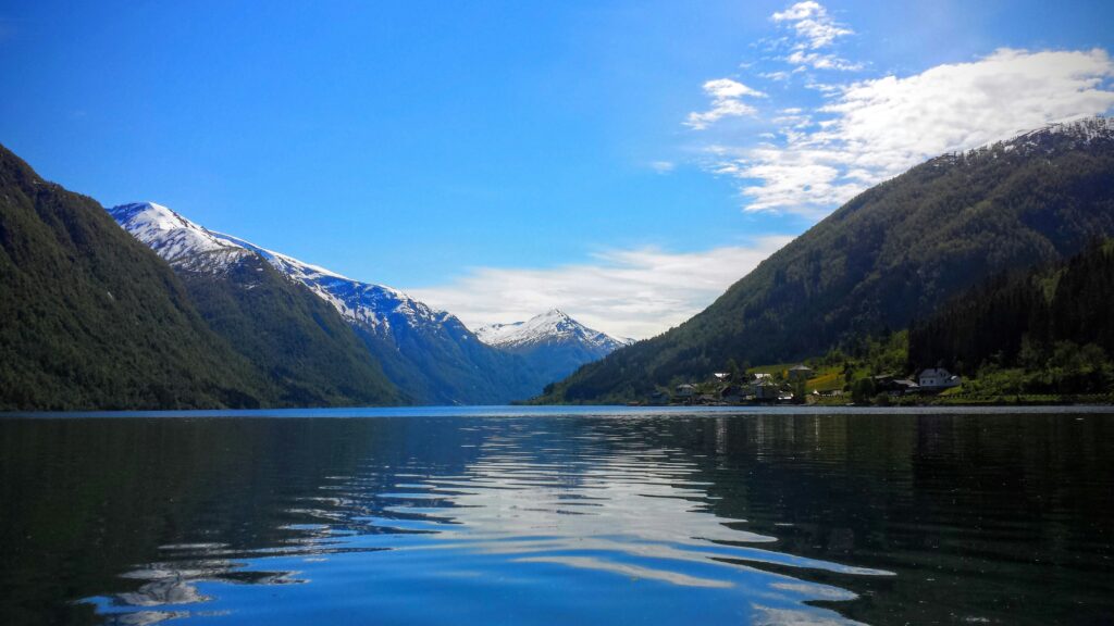 Lac et montagnes