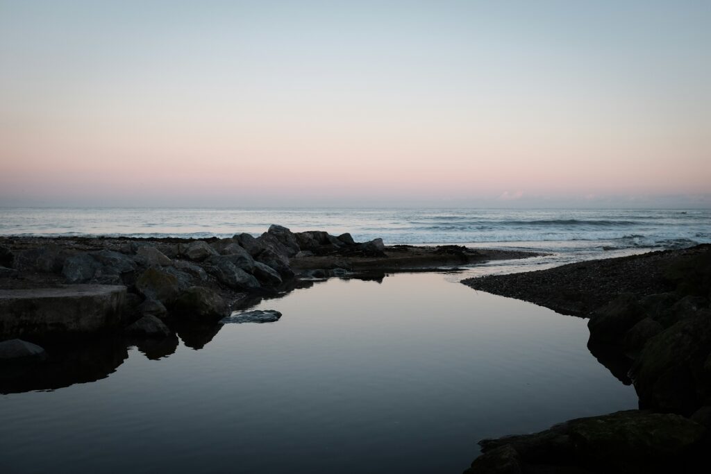 ruisseau tombant dans la mer au fond