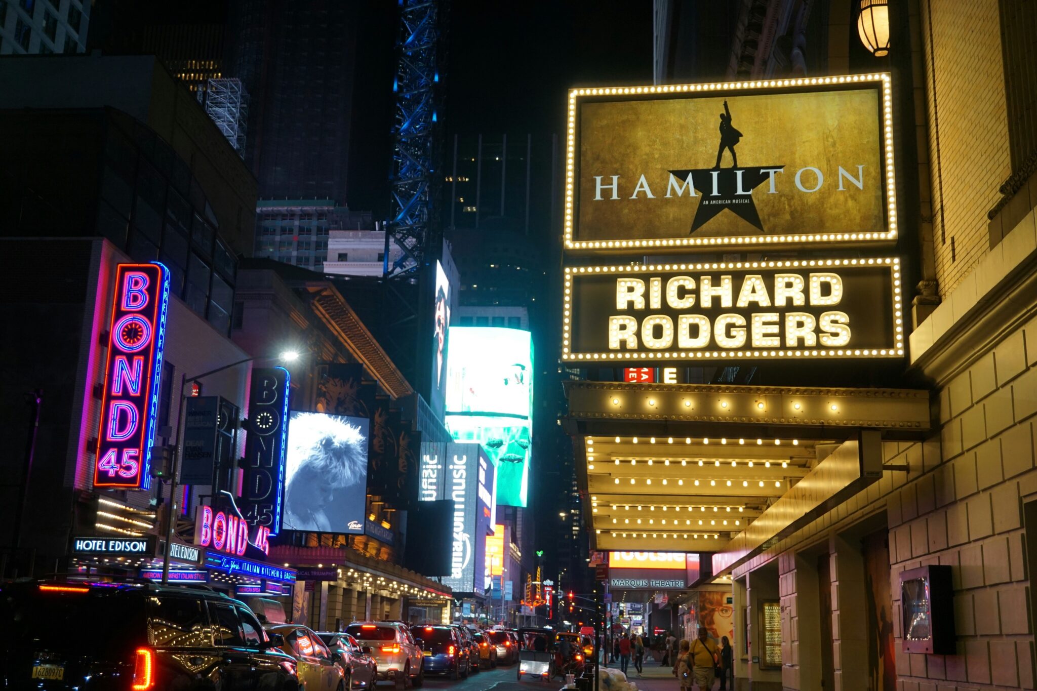 Façade du théâtre Richard Rodgers à New York, Ave la comédie musicale Hamilton à l'affiche.