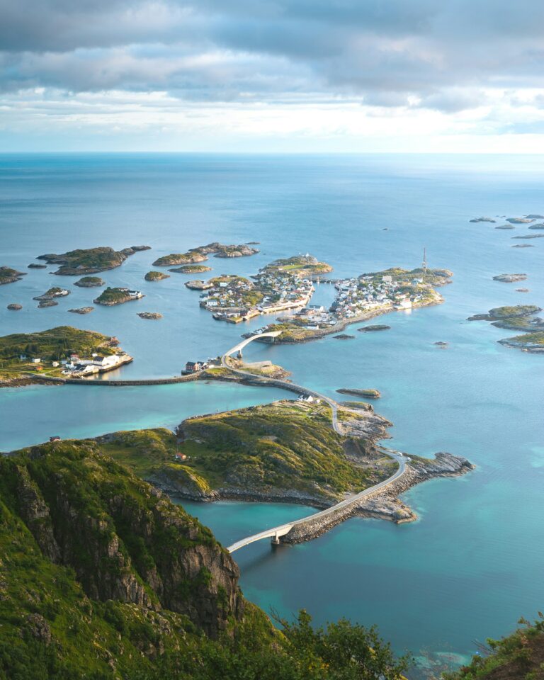 Vue panoramique de Reine : mer entouré de montagne et d'île
