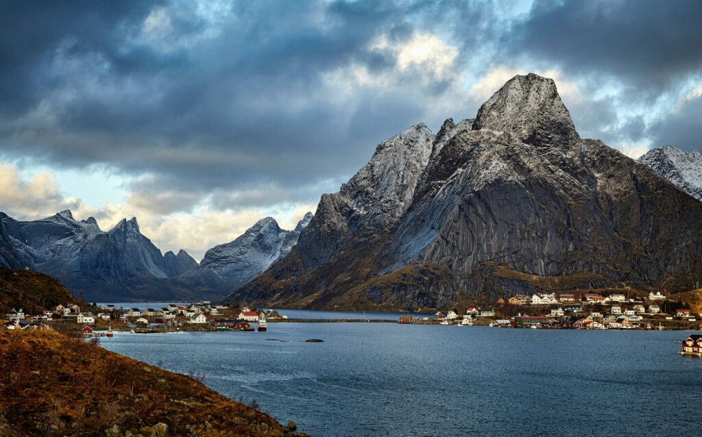 Montagne et mer en Norvège.