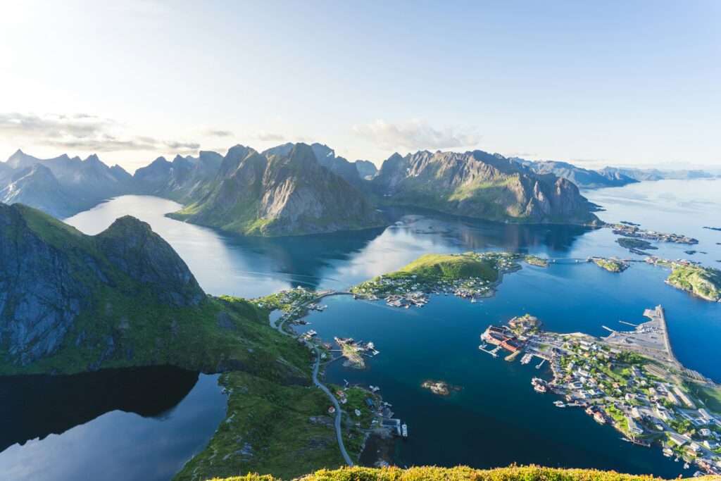 Panorama de reinebringen en Norvège (montagnes, lac, villes).